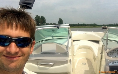 Bootje varen met een motorboot of sloep